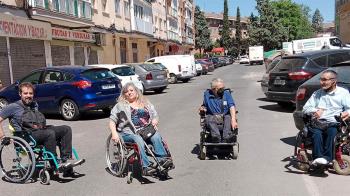 Izquierda Unida se une a la asociación AMIAL para mostrar el día a día de las personas con movilidad reducida