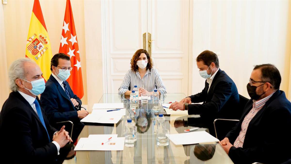 La presidenta de la Comunidad de Madrid ha mantenido un encuentro con tres alcaldes de la región