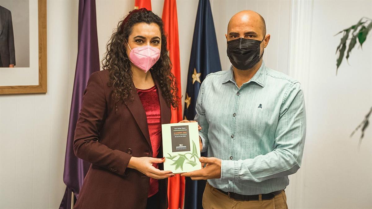 La profesora acaba de publicar su libro 'Alejandro Sawa, eterno personaje. Más allá de Max Estrella'