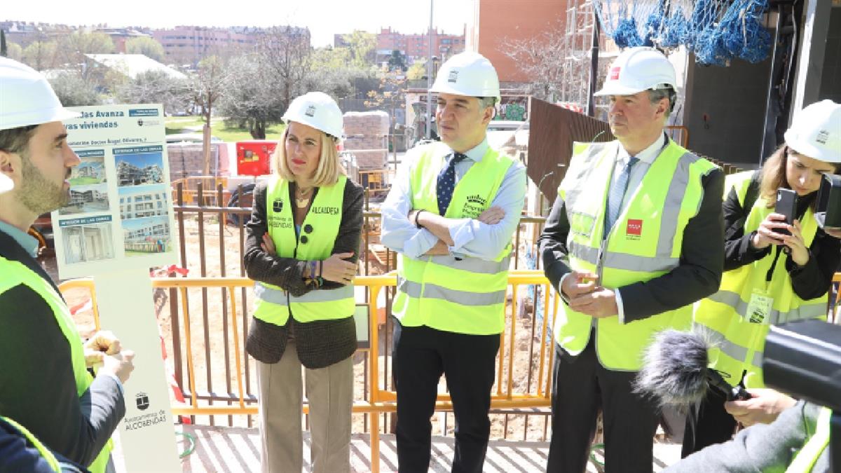 La alcaldesa ha visitado las obras de los 36 nuevos alojamientos dotacionales