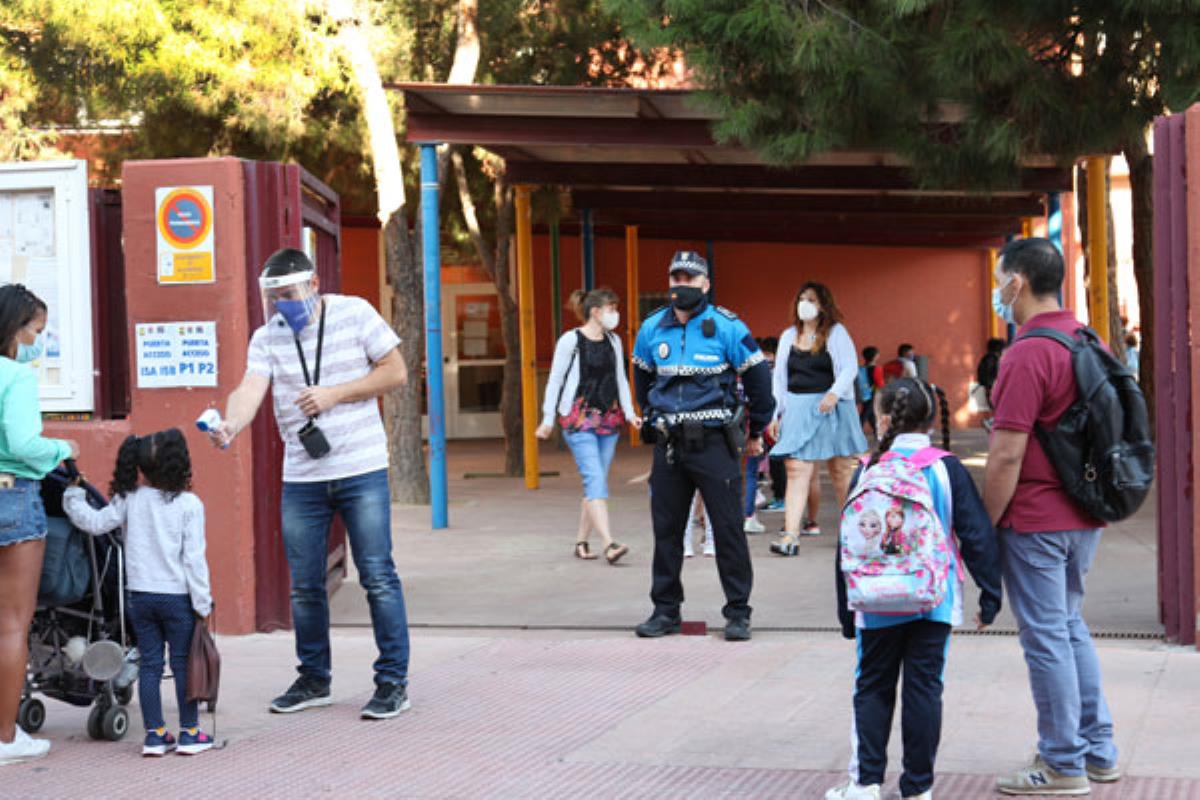 El ayuntamiento pondrá a disposición de los colegios públicos y escuelas infantiles a cuatro auxiliares de enfermería y dos pediatras 