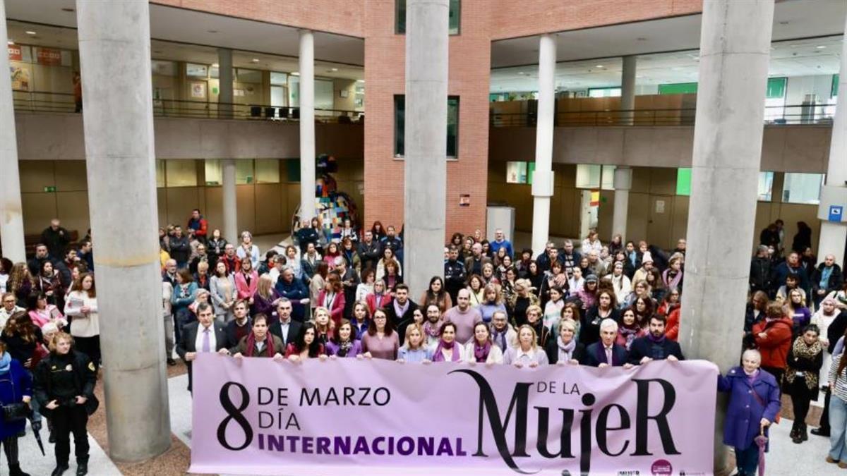 La concejal de Bienestar Social, Concha Villalón, ha leído el manifiesto