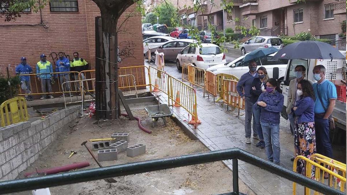 El alcalde ha visitado las obras acompañado de varios residentes afectados