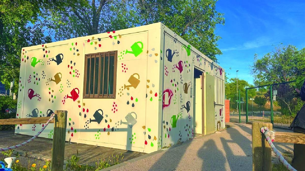 El Ayuntamiento embellece el espacio público urbano de la ciudad contra las pintadas