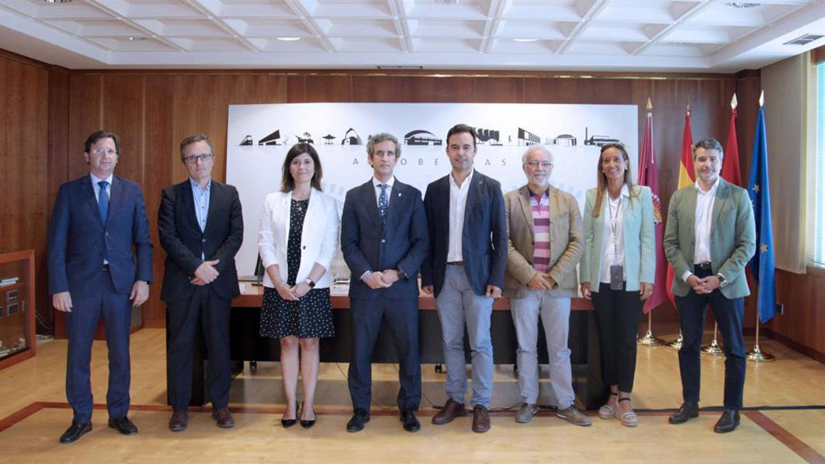 Se comprometen a emisiones netas cero para 2050, facilitando una movilidad sostenible e impulsando medidas para reducir la huella de carbono.