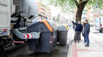 Este servicio consiste en la limpieza interior y exterior mecánica gracias a un vehículos lavacontenedores