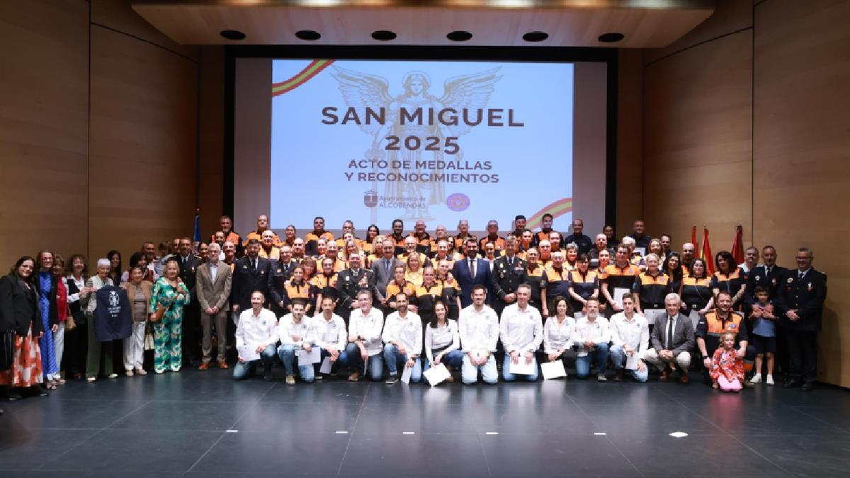 En el acto de entregó medallas y condecoraciones