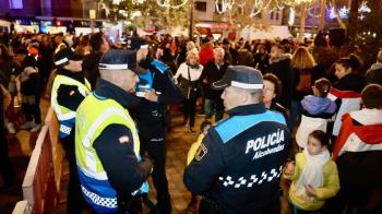 Con un patrullaje fundamentalmente a pie, aumentan la presencia policial en las calles, en los espacios públicos y en los grandes eventos navideños