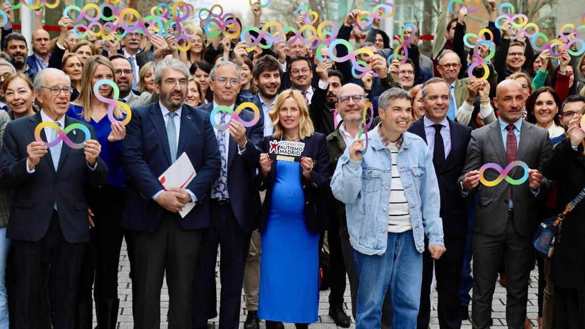 La alcaldesa ha dicho que este premio es para todos los profesionales de las asociaciones Apama, Conectea y Nortea 