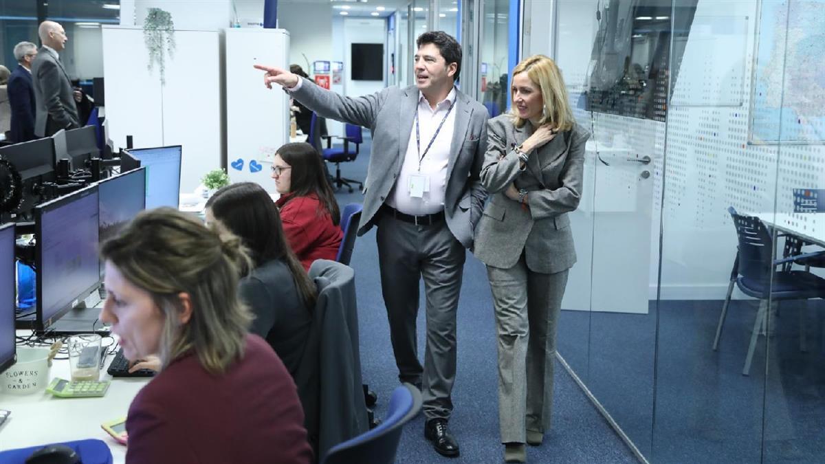 la regidora de la localidad visitó la empresa Audika