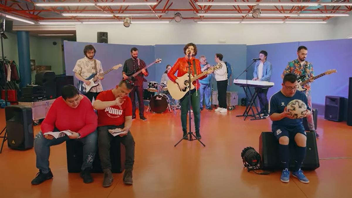 La asociación Club Amigos ha elaborado un videoclip que recuerda que "Diferentes somos todos" y que se escuchará hoy en colegios e institutos de Alcorcón