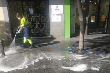 Lee toda la noticia 'Alcorcón redobla las tareas de limpieza en las zonas con restricciones'
