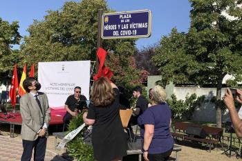 El acto ha dado nombre a la plaza, ubicada frente a la residencia pública de Mayores,  donde se ha celebrado el homenaje