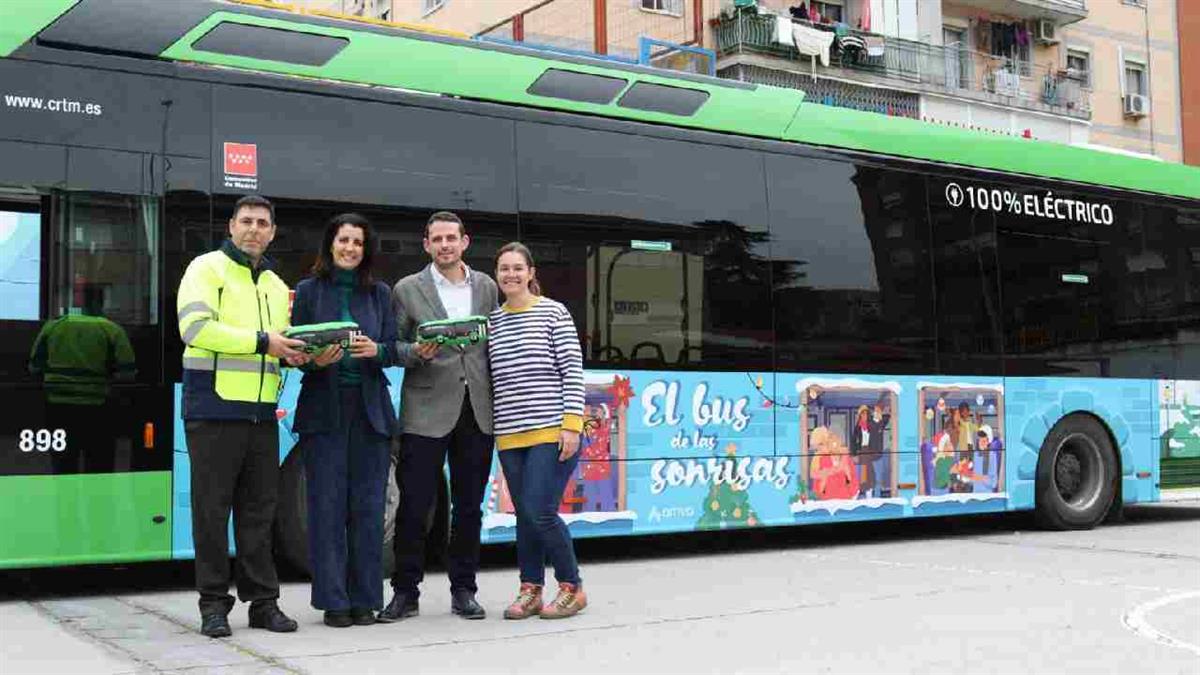 Un autobús eléctrico lleno de ilusión recorre la ciudad con actividades educativas