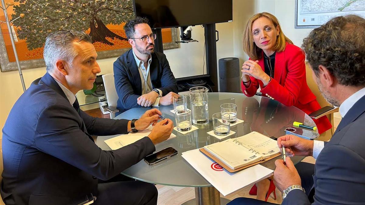 La alcaldesa se reúne con el consejero de Medio Ambiente en la región