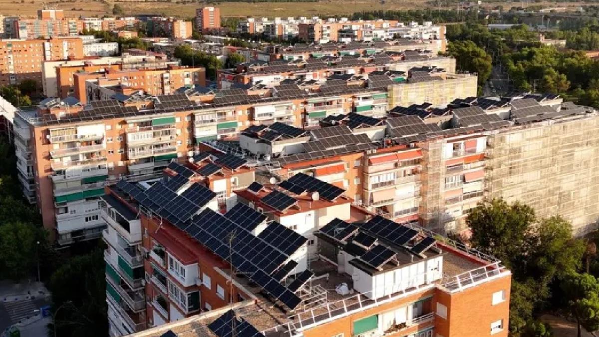 La localidad se sitúa como referente nacional con una de las mayores rehabilitaciones energéticas en Los Castillos
