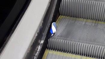 Metro de Madrid pide precaución y asegura que estas escobillas no son un juego