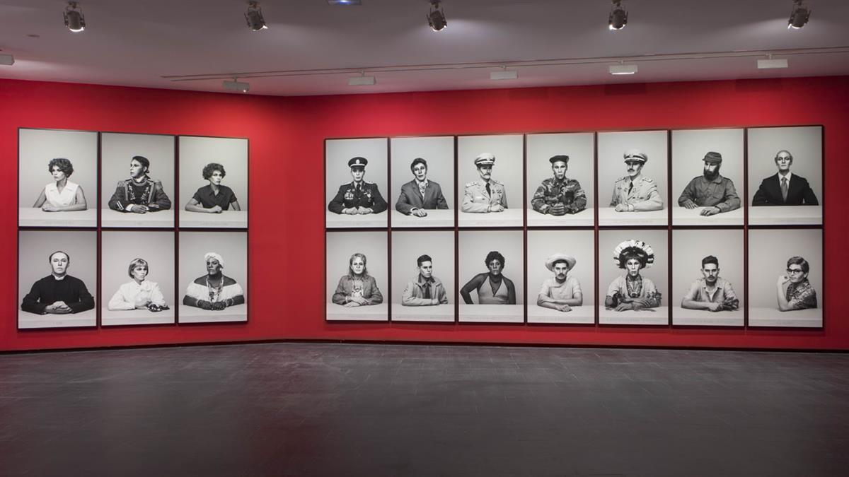 Se trata de un análisis crítico de los procesos estéticos de construcción política