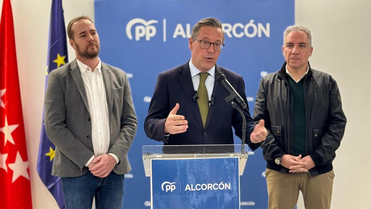 El secretario general del PP de Madrid ha visitado la sede de la formación en Alcorcón