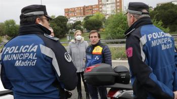 Almeida alerta a los madrileños y madrileñas tras el macrobotellón de Ciudad Universitaria por el final de la EvAU