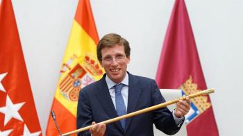 El alcalde de Madrid toma posesión y muestra su "gratitud eterna al pueblo de Madrid"
