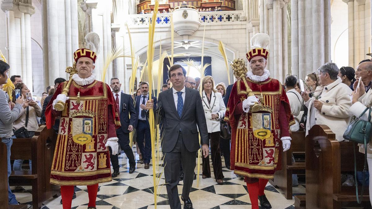 El alcalde participó en la eucaristía del Domingo de Ramos en la Catedral de la Almudena