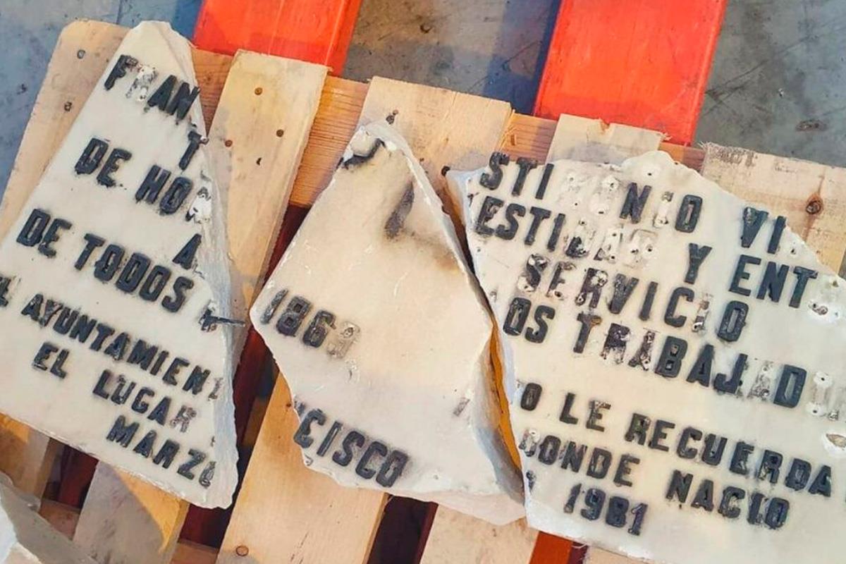 Colectivos memorialistas denuncian la retirada de placas de calles “a martillazos”