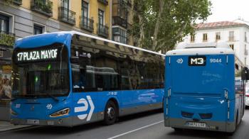 La EMT envía una flota de 40 autobuses para reponer los 39 que quedaron calcinados por el fuego de la cochera