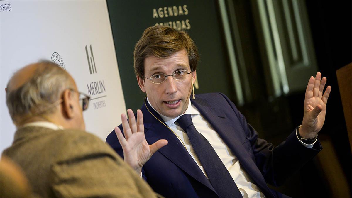 El alcalde de Madrid ha participado en un coloquio organizado por el Círculo Ecuestre de Barcelona.
