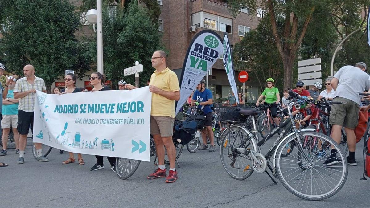 El alcalde ha participado en las actividades dispuestas en el eje peatonalizado para la ocasión entre Atocha y Colón 
