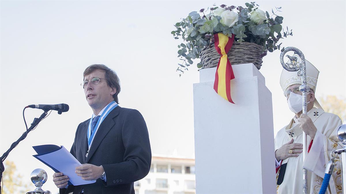 El alcalde alienta a todos a poner su granito de arena para construir una ciudad donde ningún madrileño quede desamparado 