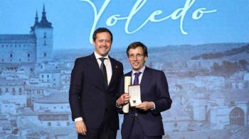 Almeida recoge la Medalla de Toledo a la Villa de Madrid por los servicios prestados en beneficio de la ciudad.

