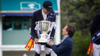 El alcalde hizo entrega al francés del trofeo Longines Global Champions Tour Gran Premio de Madrid
