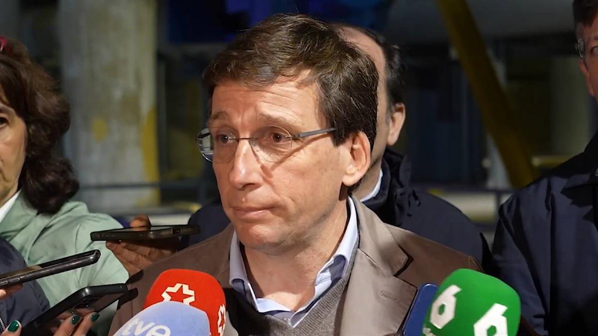 El alcalde de Madrid cree que el ministro "es un siervo y un esclavo de Sánchez"