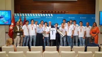 El alcalde felicitó al equipo de hockey del Club de Campo Villa de Madrid 