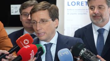 El alcalde inaugura las primeras viviendas de madera de la capital