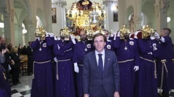 Durante la mañana el alcalde ha visitado la imagen del Cristo de los Alabarderos en el Palacio Real