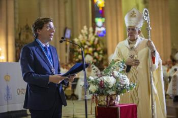 El alcalde acudió a la misa, y aprovechó para pedir "por los que más lo necesitan, para que sean objeto de nuestros desvelos"