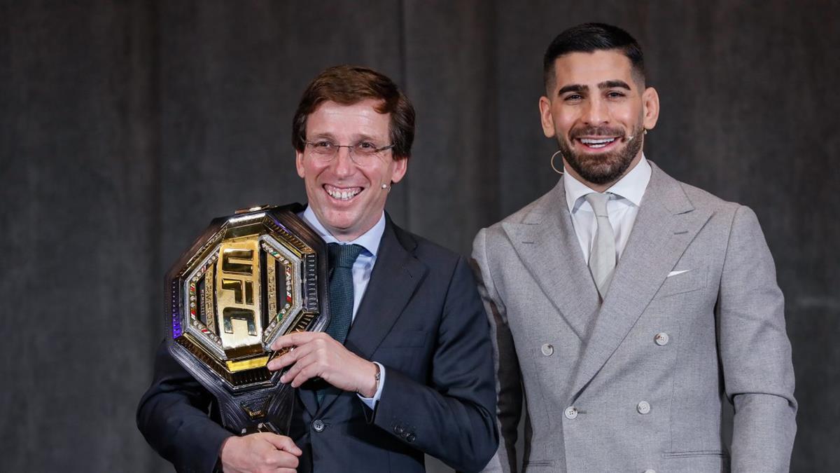 El alcalde ha entregado de El Oso y el Madroño al campeón de Peso Pluma del UFC