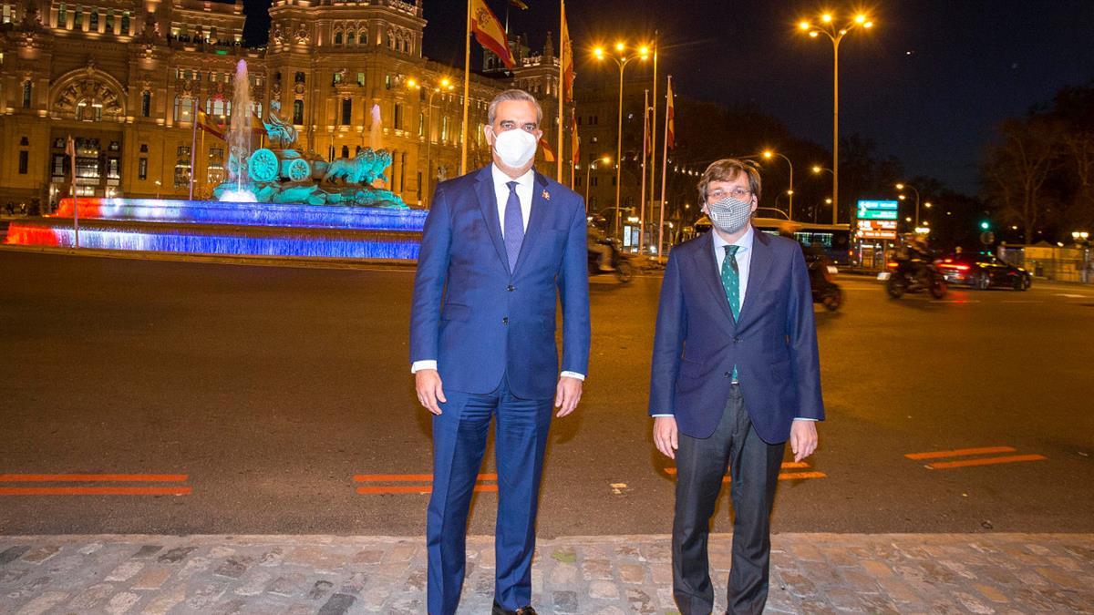 La visita ha concluido con un recorrido a pie del dirigente latinoamericano y el alcalde hasta la Fuente de Cibeles 