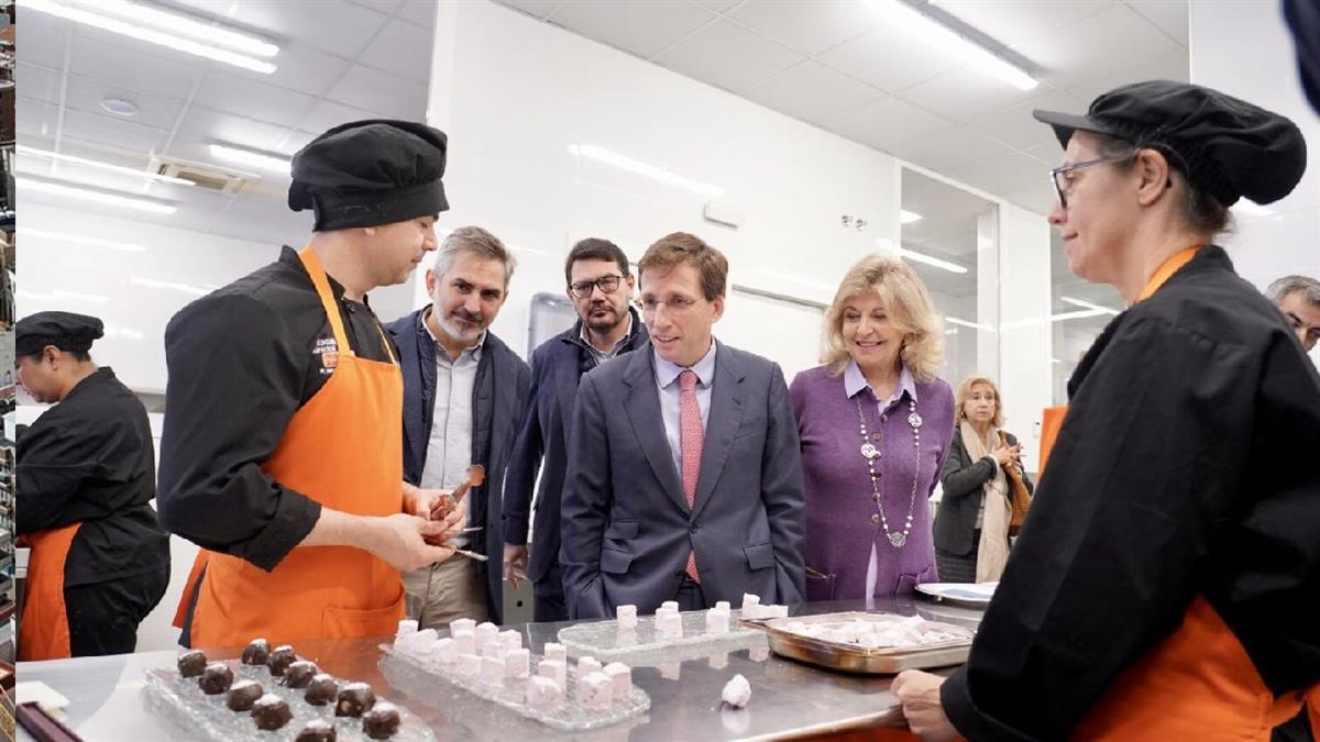 Madrid apuesta por la inserción laboral con escuelas municipales que ya superan el 50 % de empleabilidad