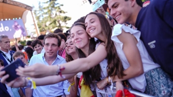 El alcalde de la capital acudió al encuentro junto a su mujer, Teresa de Urquijo