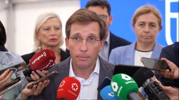 El alcalde de Madrid asegura que el voto presencial es "fundamental" en estas elecciones