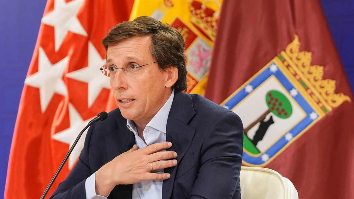 El alcalde de Madrid no va a “dar orden de retirada de las banderas” en los grupos municipales