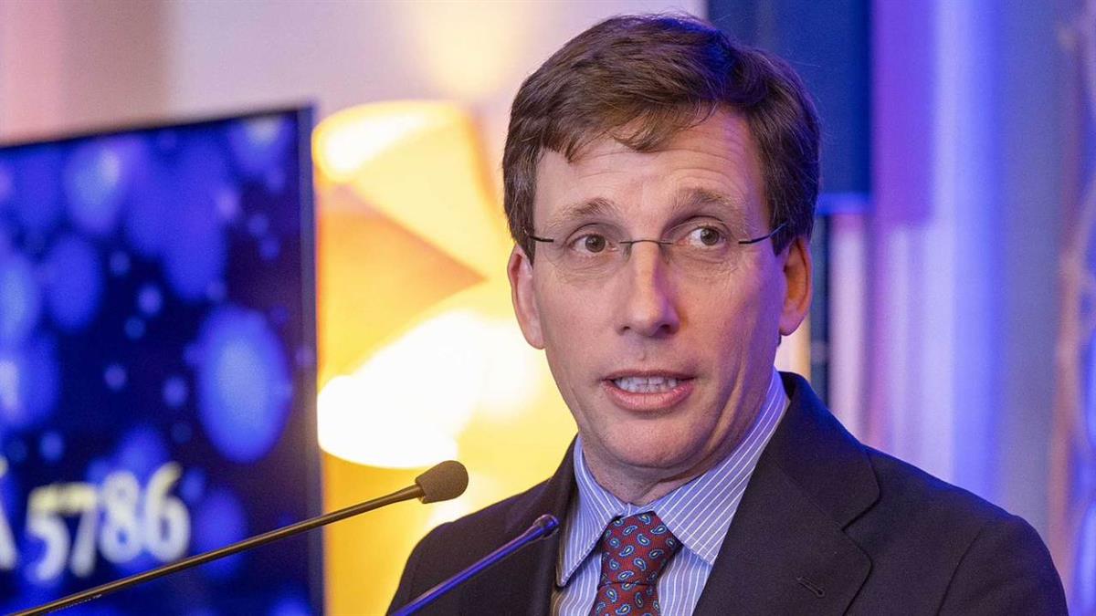 El alcalde de Madrid le ha hecho entrega de un obsequio que le ha hecho “mucha ilusión”