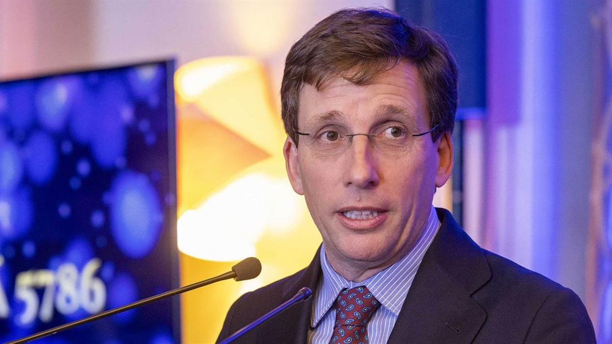 El alcalde de Madrid le ha hecho entrega de un obsequio que le ha hecho “mucha ilusión”