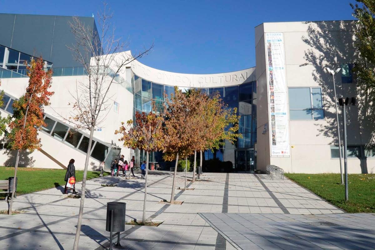 A partir de las 18:00 horas, la escritora intercambiará impresiones sobre su libro 'Los besos en el pan'