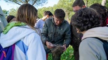 Alumnos del ACE Marqués de Santillana colaboran con el mantenimiento de las cajas nido de la Dehesa