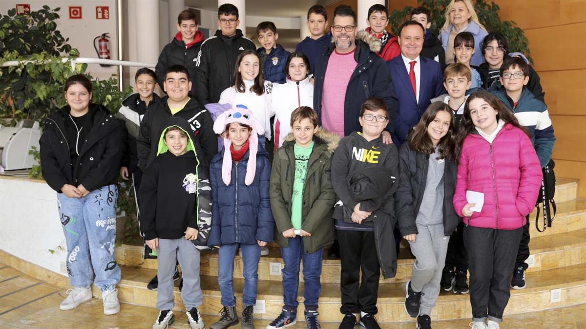 Los estudiantes han podido preguntar al alcalde por su función o cuestiones sobre la ciudad  