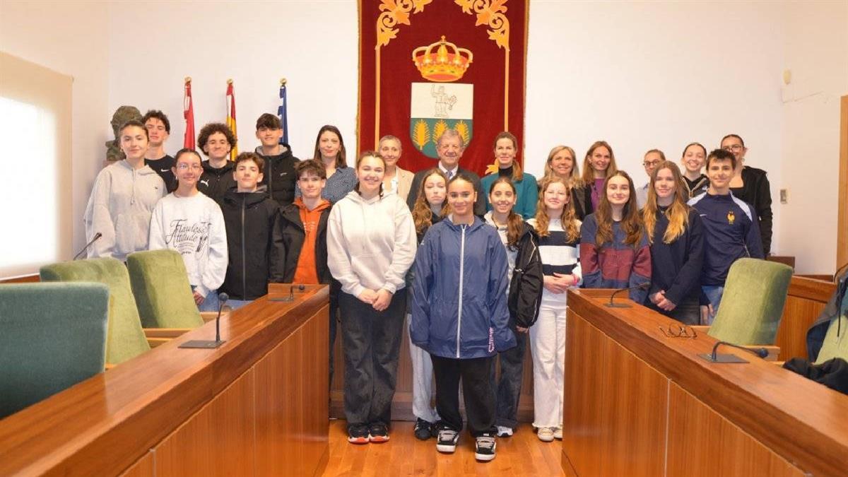 17 alumnos del Lycée Evariste Galois de Sartrouville recibieron al alcalde Luis Partida 